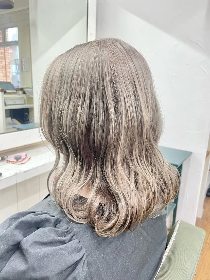 セミロング カラー ブリーチ ブラウンカラー ミルクティーブラウン 青木 優歩のヘアスタイル