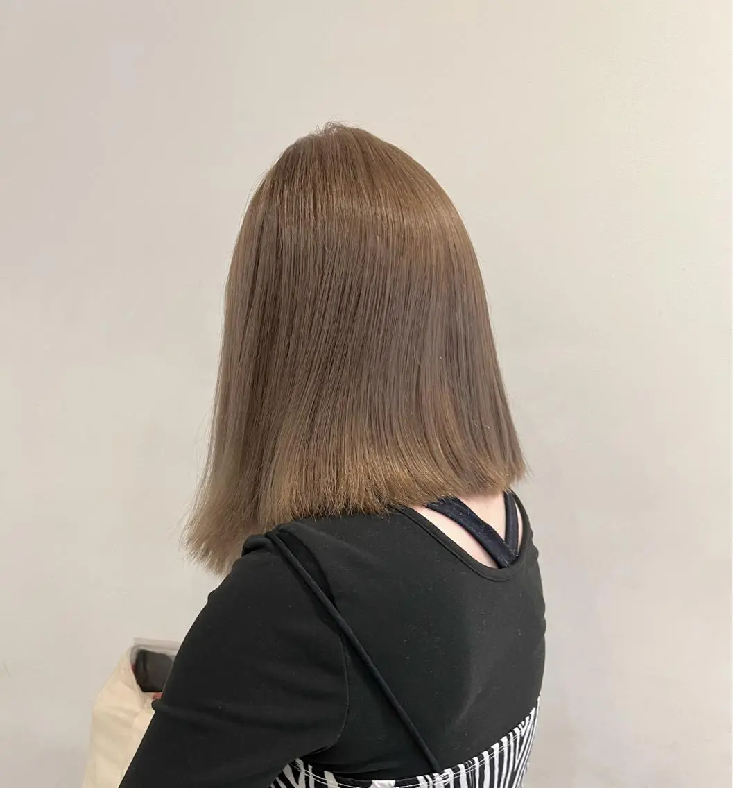 ミディアム カラー ブリーチ グレージュ ミルクティーグレージュ 吉川 陽菜のヘアスタイル