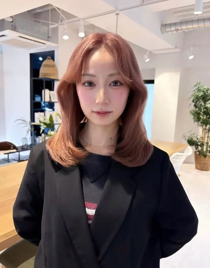 カラー ニトウ レイナのヘアスタイル