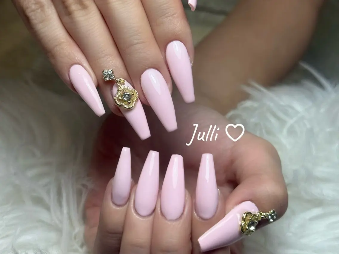 ネイル ボルドー ブラウン チークネイル ドット フットネイル Julli ジュリのネイルデザイン