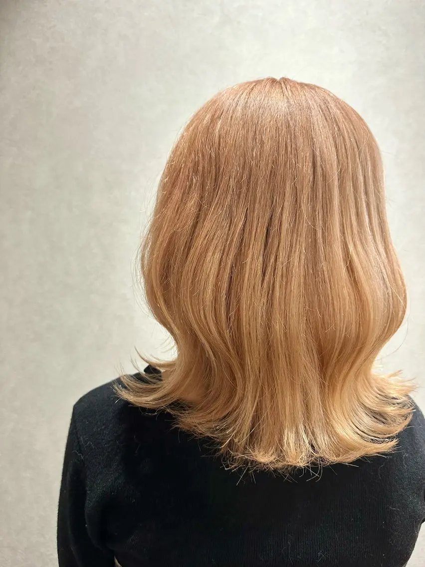 セミロング ヘアカラー ✂️秋葉原 🤍YURI🤍のヘアスタイル