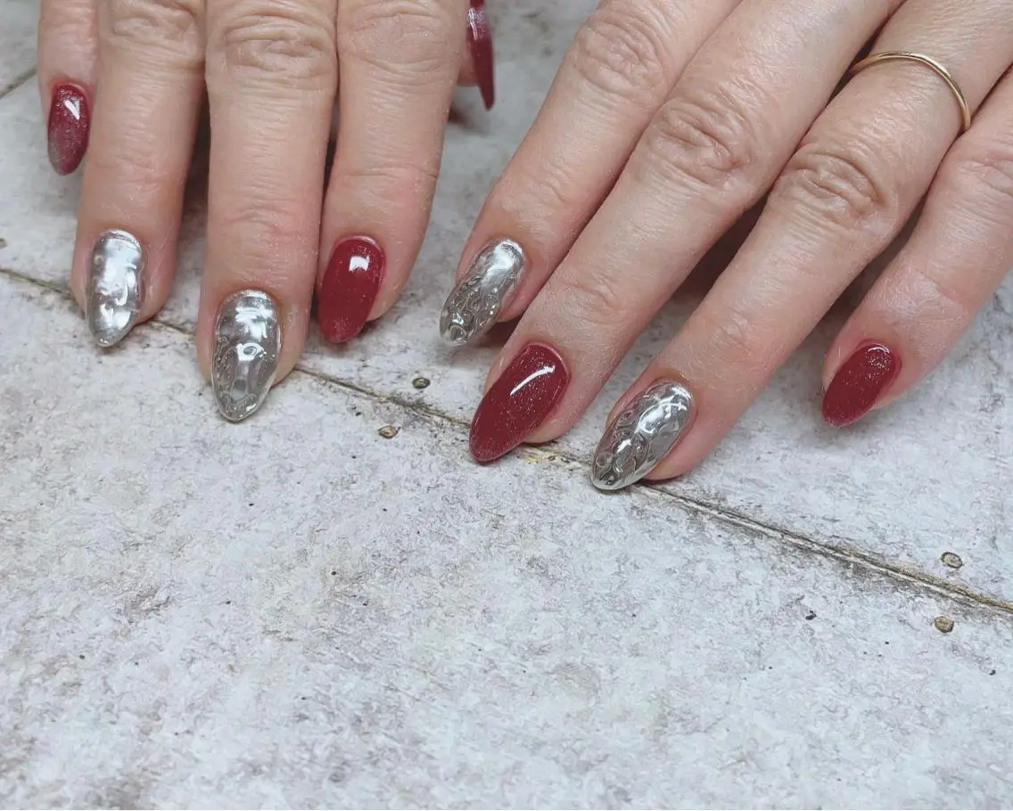 セミロング ネイル ボルドー マグネットネイル ミラーネイル ニュアンスネイル シルバー ハンドネイル Nail_by N1のネイルデザイン