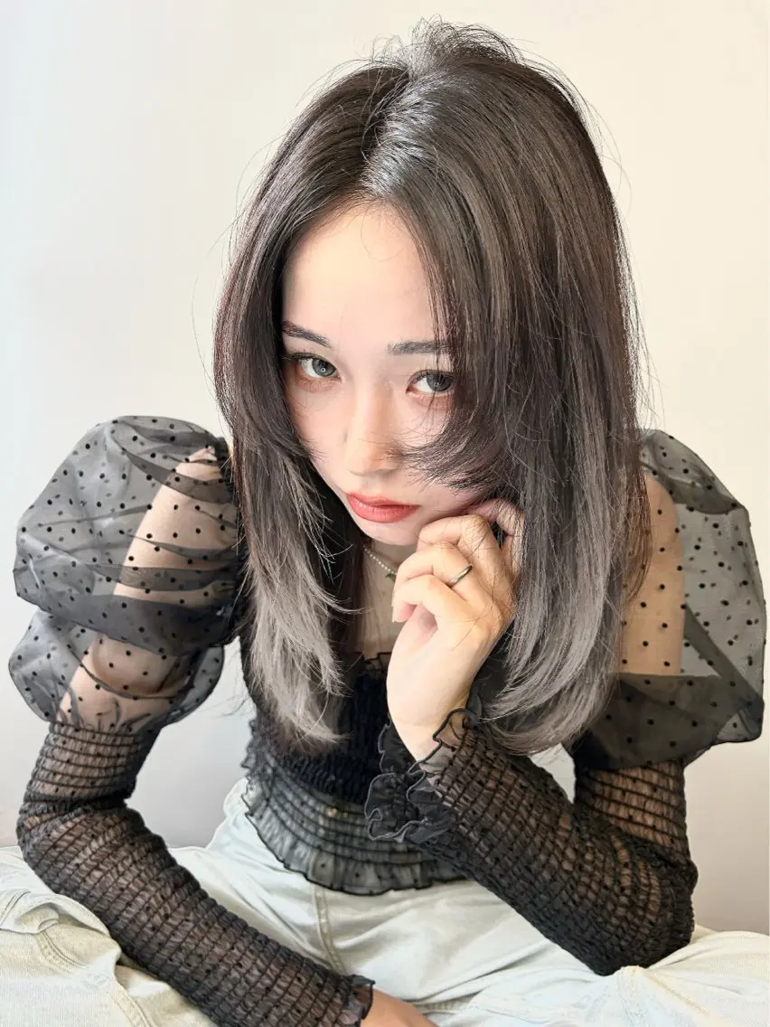 セミロング カラー hollo 原宿のヘアスタイル