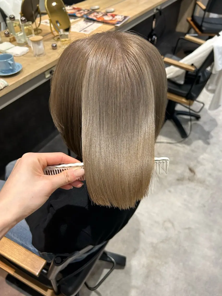 ショート カラー ブリーチ グレージュ カット ヘアカラー トリートメント hubhair レイヤー/透明感のヘアスタイル