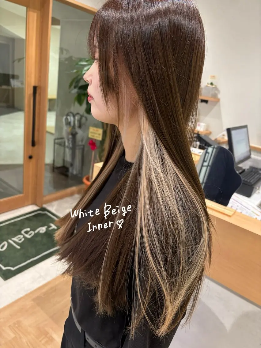 ロング カラー ベージュカラー インナーカラー ホワイトベージュ カット ヘアカラー regalo Acari🍎のヘアスタイル