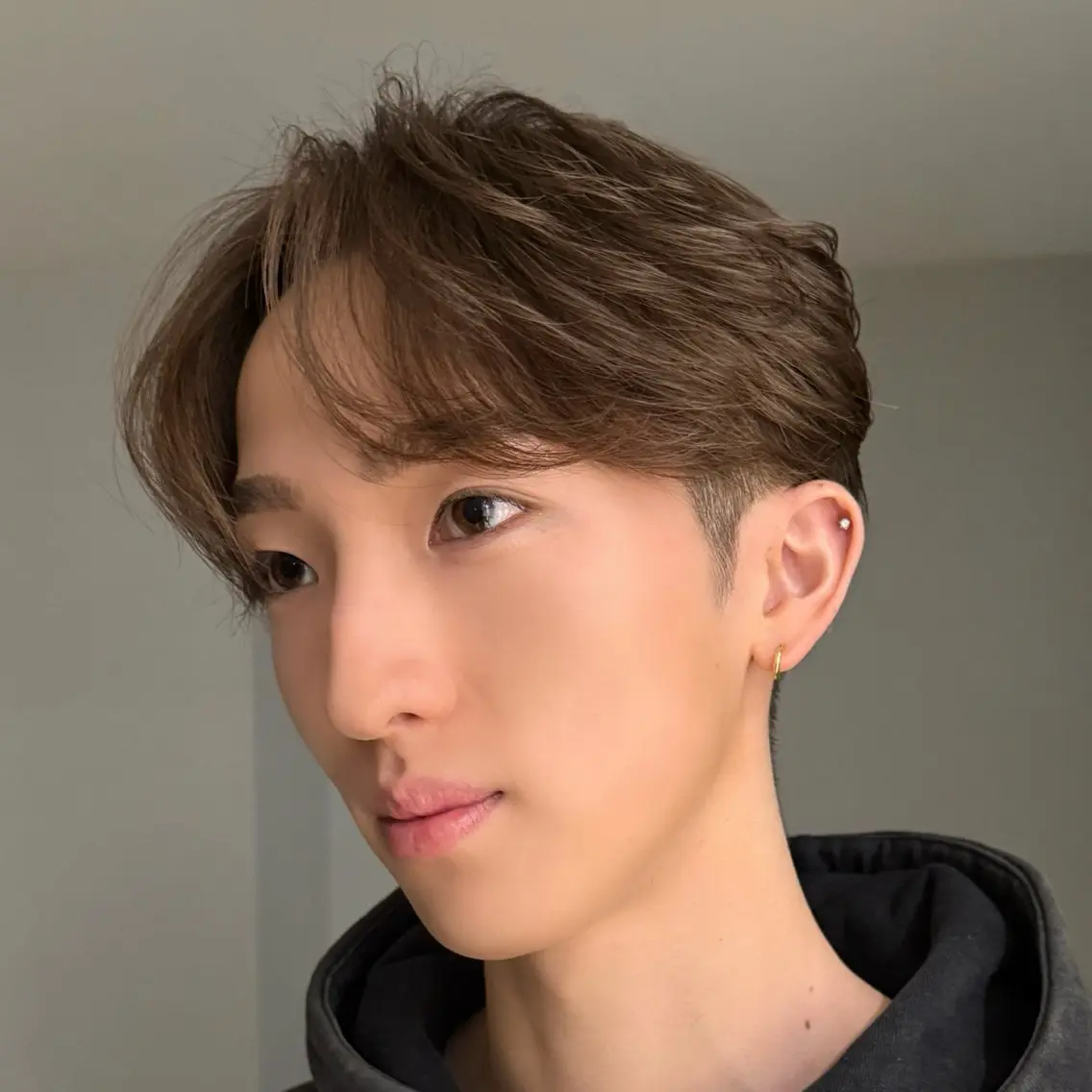 カラー メンズ センターパート ダウンパーマ フェザーパーマ メンズ韓国風 マッシュ カット ヘアカラー センターパート特化/ メンズカット/ヒロキのヘアスタイル