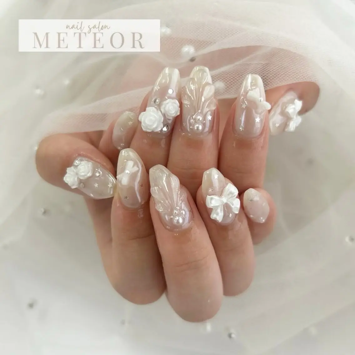 ネイル ミラーネイル ぷっくりネイル ホワイト ハンドネイル METEOR💫 staffのネイルデザイン