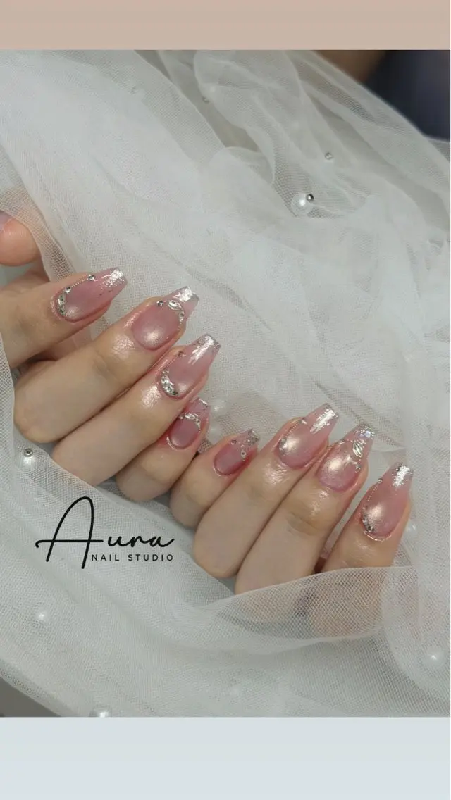 ネイル オーロラネイル フレンチネイル キラキラネイル 韓国ネイル ロングネイル ハンドネイル Aura Nail Studioのネイルデザイン