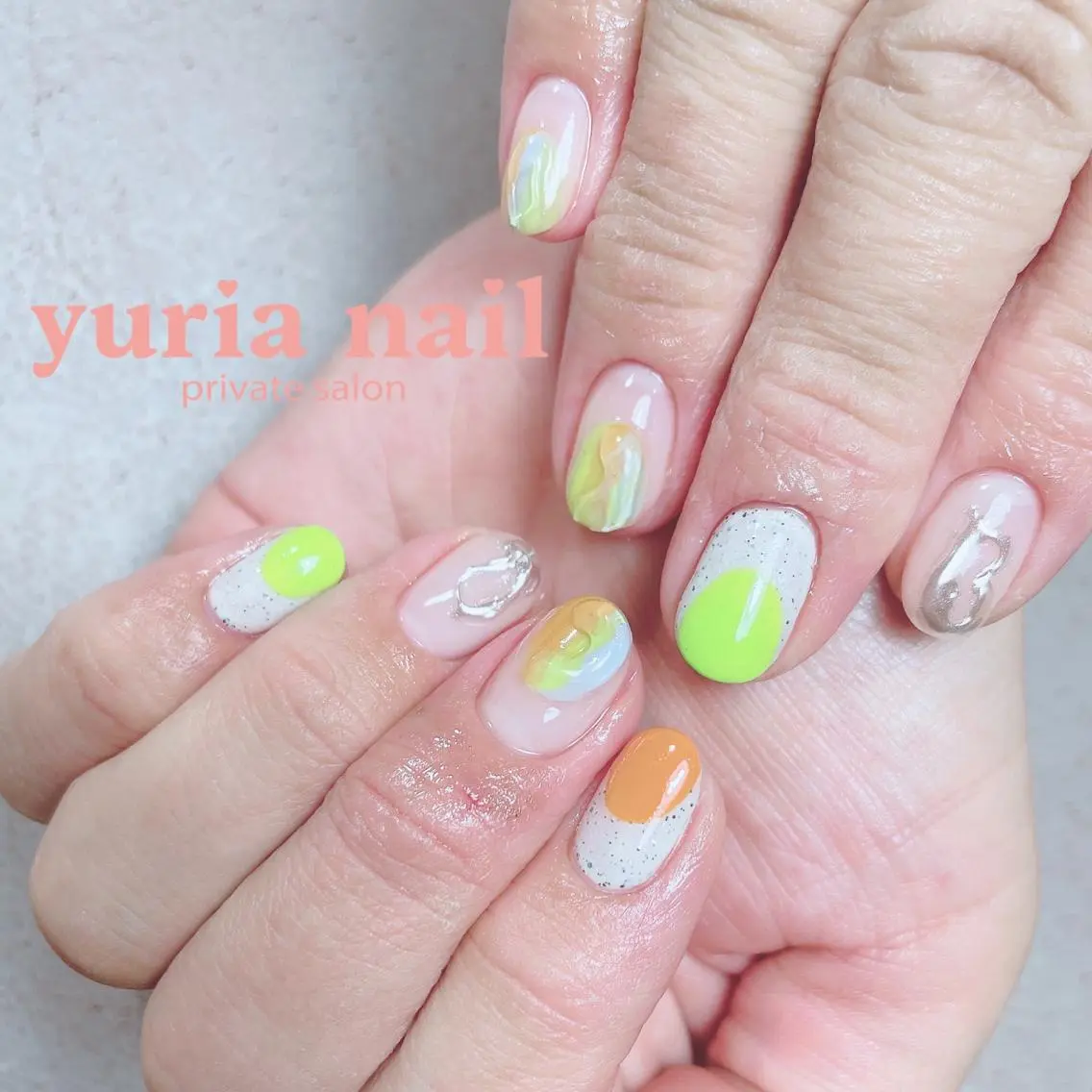 ネイル ジェルネイル グリーン ニュアンスネイル オレンジ ハンドネイル 小林 ゆりあのネイルデザイン