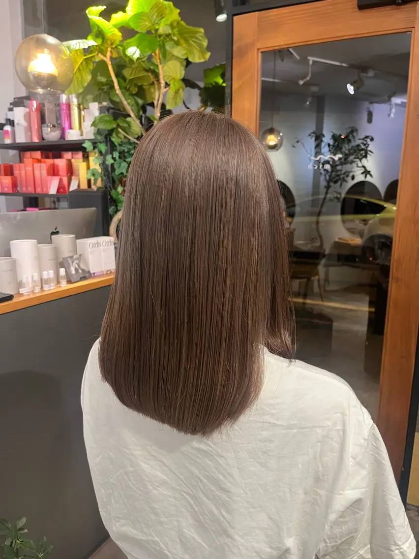 セミロング カラー ブリーチ ヘアカラー 友 美海のヘアスタイル