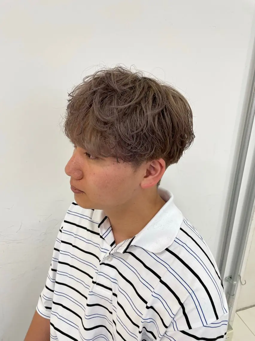 ショート カラー パーマ メンズ ベージュカラー ミルクティーベージュ カット ヘアカラー ユウ🪄 パーマ指名No1のヘアスタイル