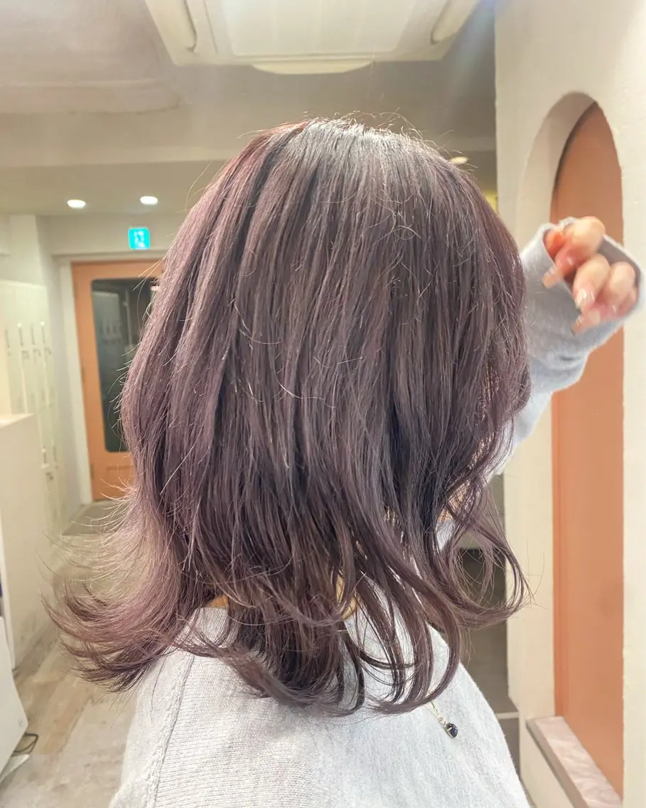 ミディアム パープルカラー 佐々木 雪菜のヘアスタイル