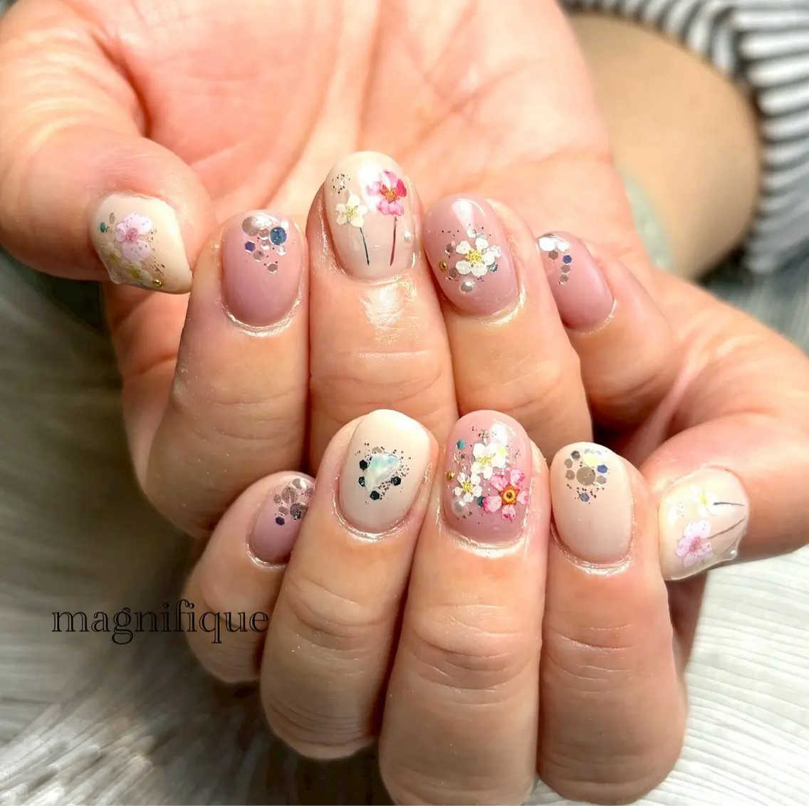 ネイル アートネイル フラワーネイル ロングネイル ピンク ピンクベージュ ハンドネイル プライベートサロン マニフィークのネイルデザイン