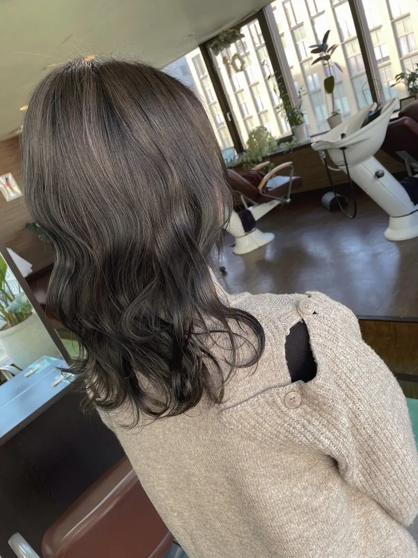 ミディアム カラー アッシュ 外ハネヘア ウルフカット カット ヘアカラー 土居 正季のヘアスタイル