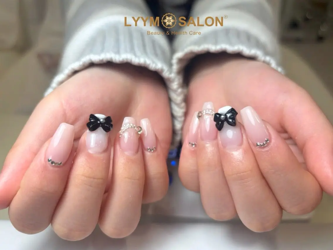 ネイル ガーリー 韓国ネイル ピンク リボン ストーンネイル ハンドネイル LYYM Salonのネイルデザイン