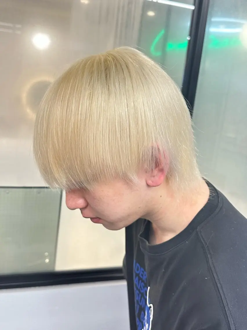 カラー メンズ メンズブリーチ 黒髪 ブリーチ 抜きっぱなしブロンド ブロンド ヘアカラー 尾関 隼多のヘアスタイル