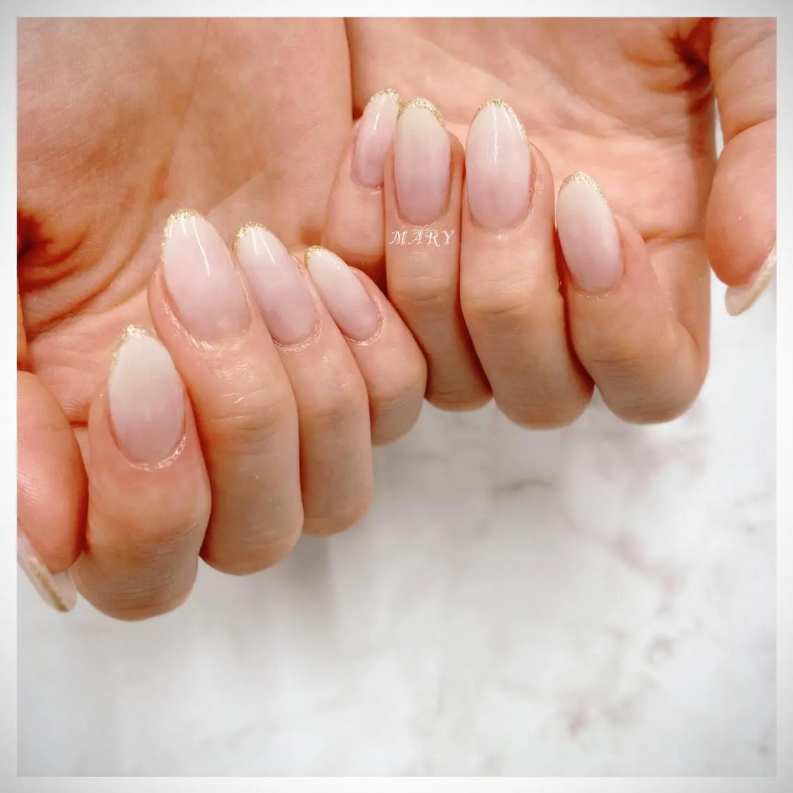 ネイル グラデーション ラメ(グリッター) ニュアンスネイル シンプルネイル ホワイト ハンドネイル Mary nail .narumiのネイルデザイン