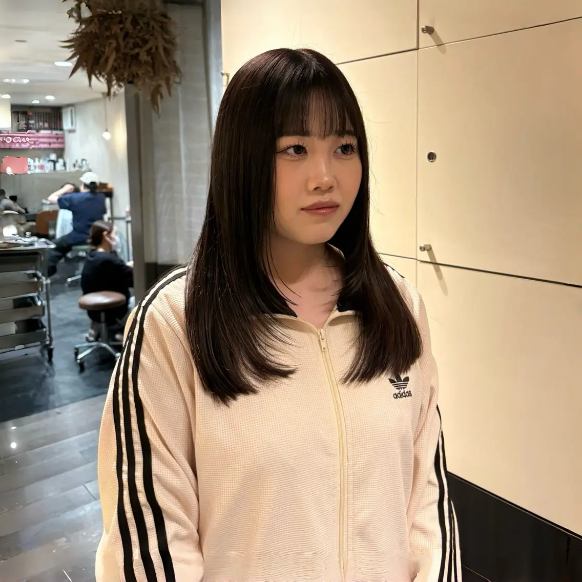 セミロング 顔まわりレイヤー 顔周りカット 韓国風ヘア レイヤーカット カット 芦刈 咲来のヘアスタイル