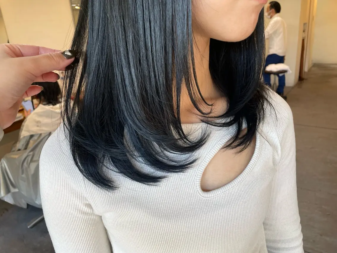 セミロング カラー 黒髪 ブルーカラー ブルーブラック レイヤーカット カット ヘアカラー トリートメント IORI #韓国ヘア#髪質改善のヘアスタイル