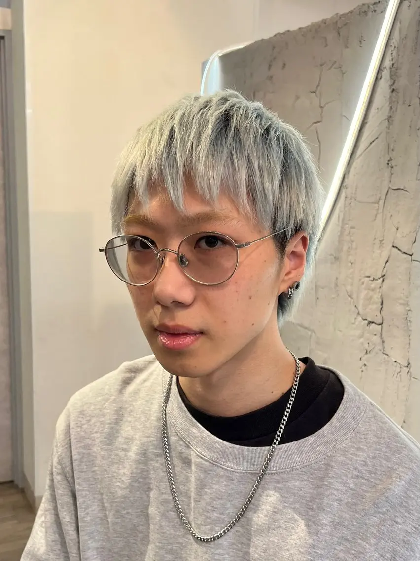 カラー メンズ メンズショート メンズウルフカット 透明感カラー シルバー ホワイトシルバー カット ヘアカラー トリートメント いぐちしょうた🫧 VISAGEbaskのヘアスタイル