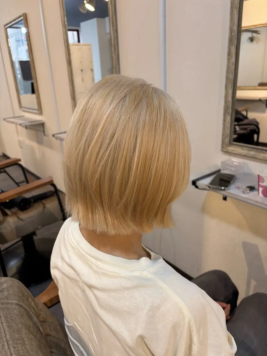 ショート カラー ボブレイヤー 抜きっぱなしブロンド ブロンド ボブ レイヤーカット ヘアカラー 山本なつみ/透明感 /レイヤー/ブリーチのヘアスタイル