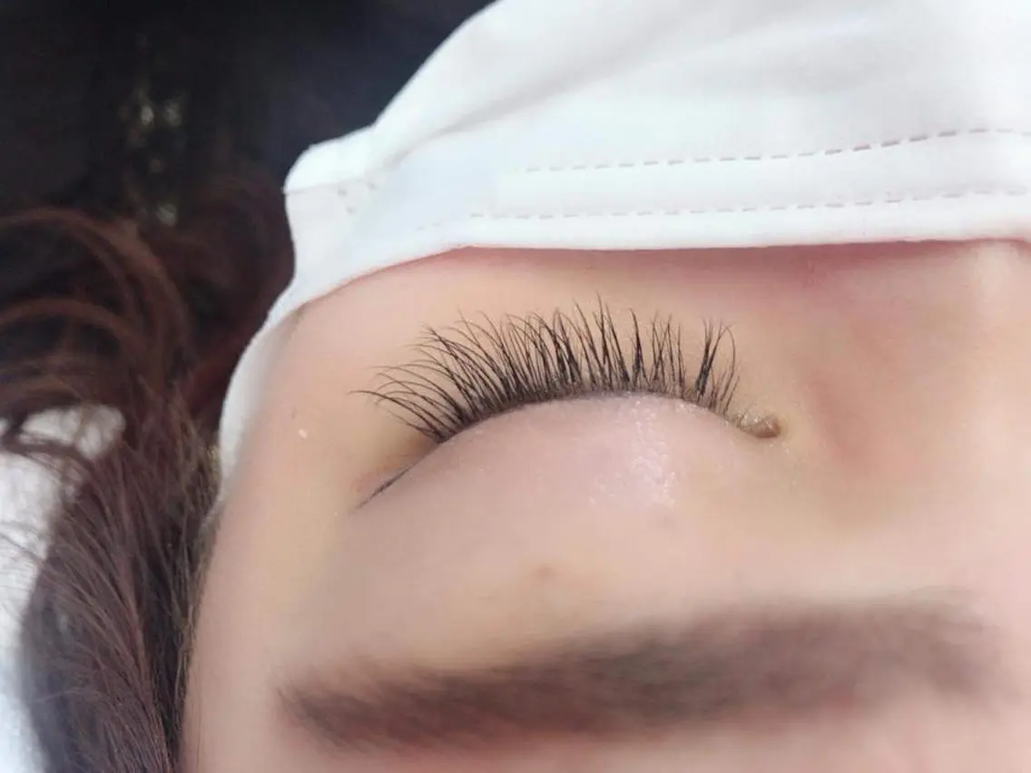 マツエク・マツパ レイヤーカット✖️ 柔らかベージュカラーのヘアスタイル