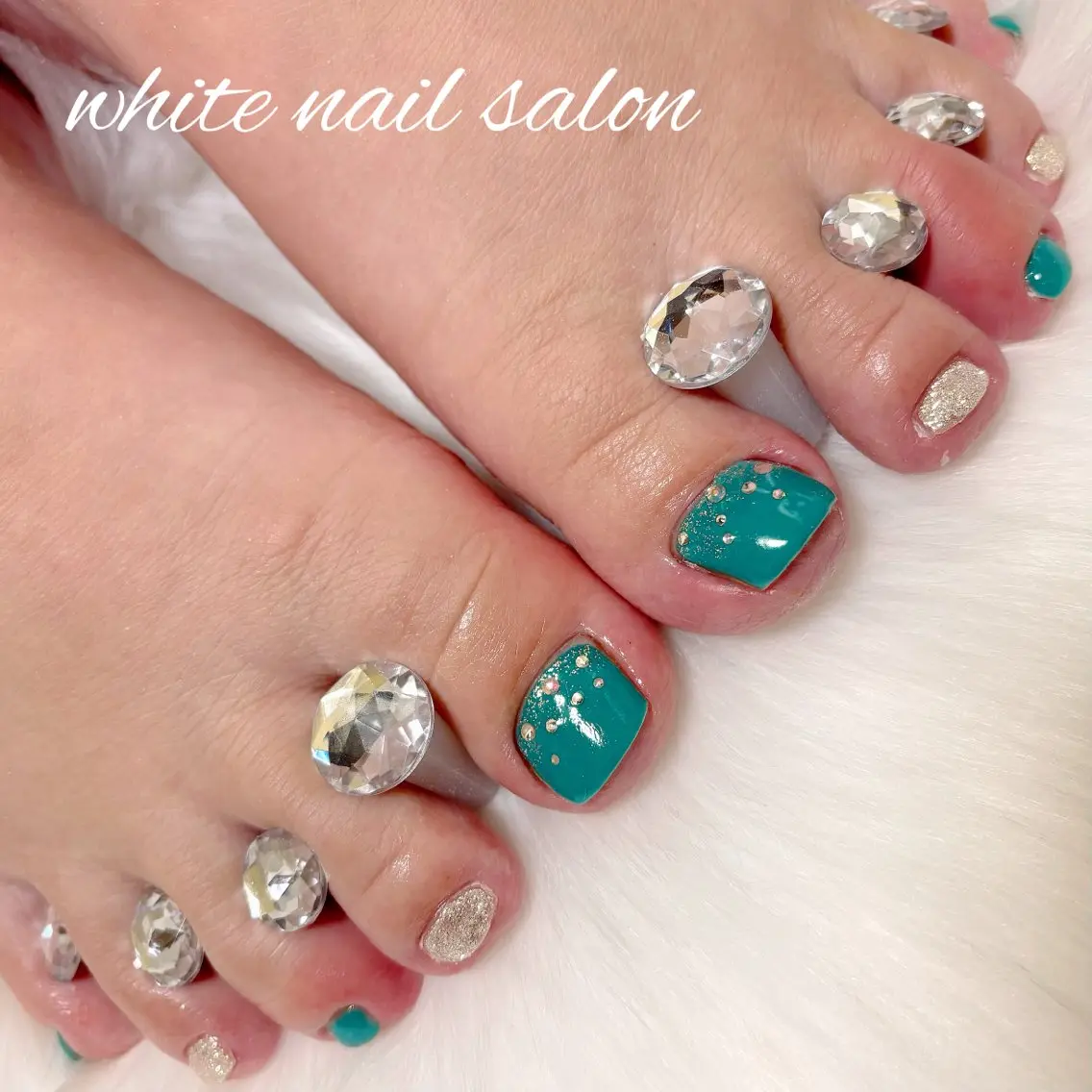 ネイル フットネイル ラメ(グリッター) フットネイル white nail salonのネイルデザイン