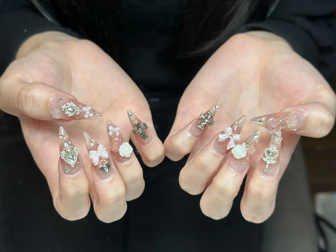 ネイル チークネイル ドット フレンチネイル グラデーション 韓国ネイル ハンドネイル Lisa Nail Salonのネイルデザイン