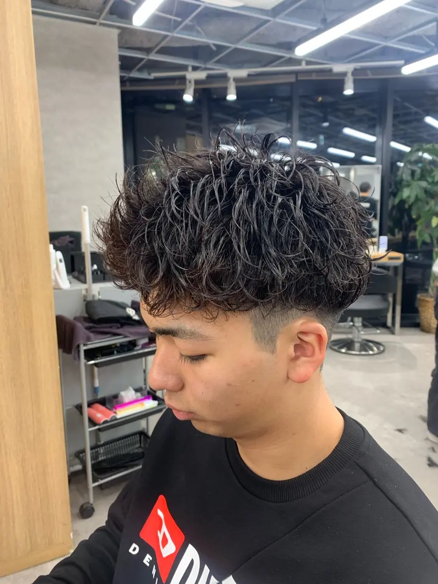 ショート パーマ メンズ メンズブリーチ フェザーパーマ メンズハイトーン メンズパーマ スペインカール ⚡️お値段以上⚡️ RYUKIのヘアスタイル