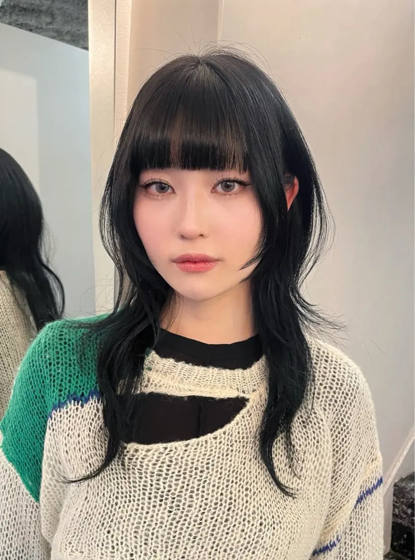 ミディアム カラー パーマ 黒髪 ブルーカラー ブルーブラック ヘアカラー トリートメント 🎀透明感カラー 韓国ヘア🎀mahoのヘアスタイル