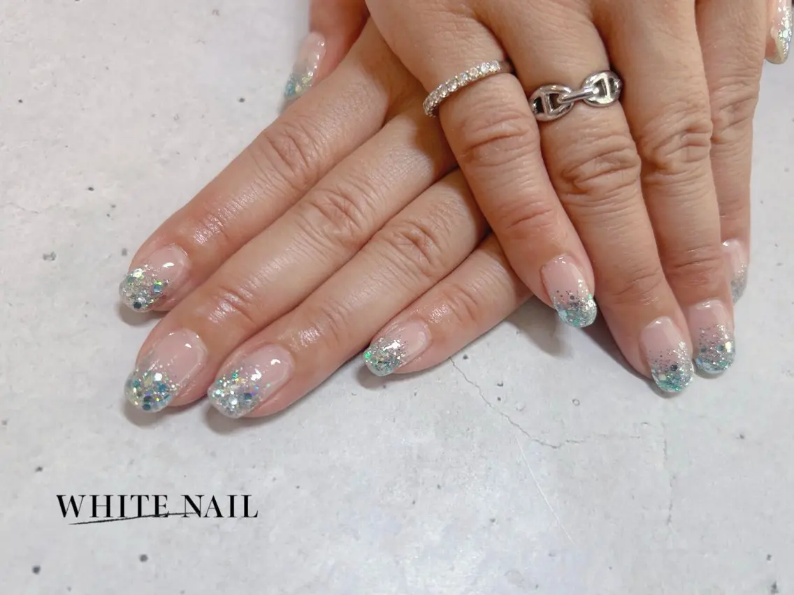 ネイル グラデーション ラメ(グリッター) ラメグラデーション ハンドネイル WHITE NAIL ホワイトネイルのネイルデザイン