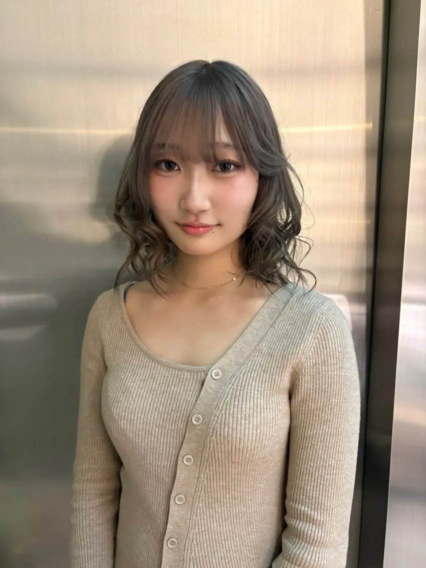 ミディアム カラー ブリーチ グレージュ ‘AXIS栄ガスビル Hinataのヘアスタイル