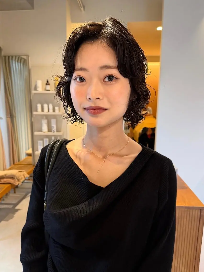 ショート パーマ パーマ🌀/縮毛🪡 透明感カラー🧊のヘアスタイル