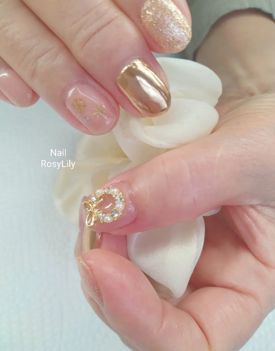 ネイル ゴールド 冬ネイル クリスマス ハンドネイル ハンドケア プライベートサロン Rosy Lilyのネイルデザイン