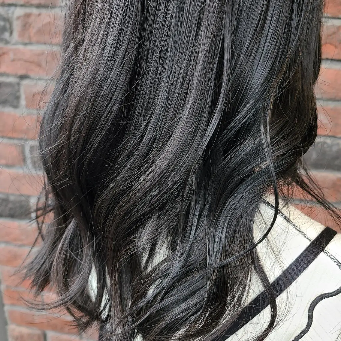 ロング カラー 黒髪 ブルーカラー ブルーブラック 関口 友菜のヘアスタイル