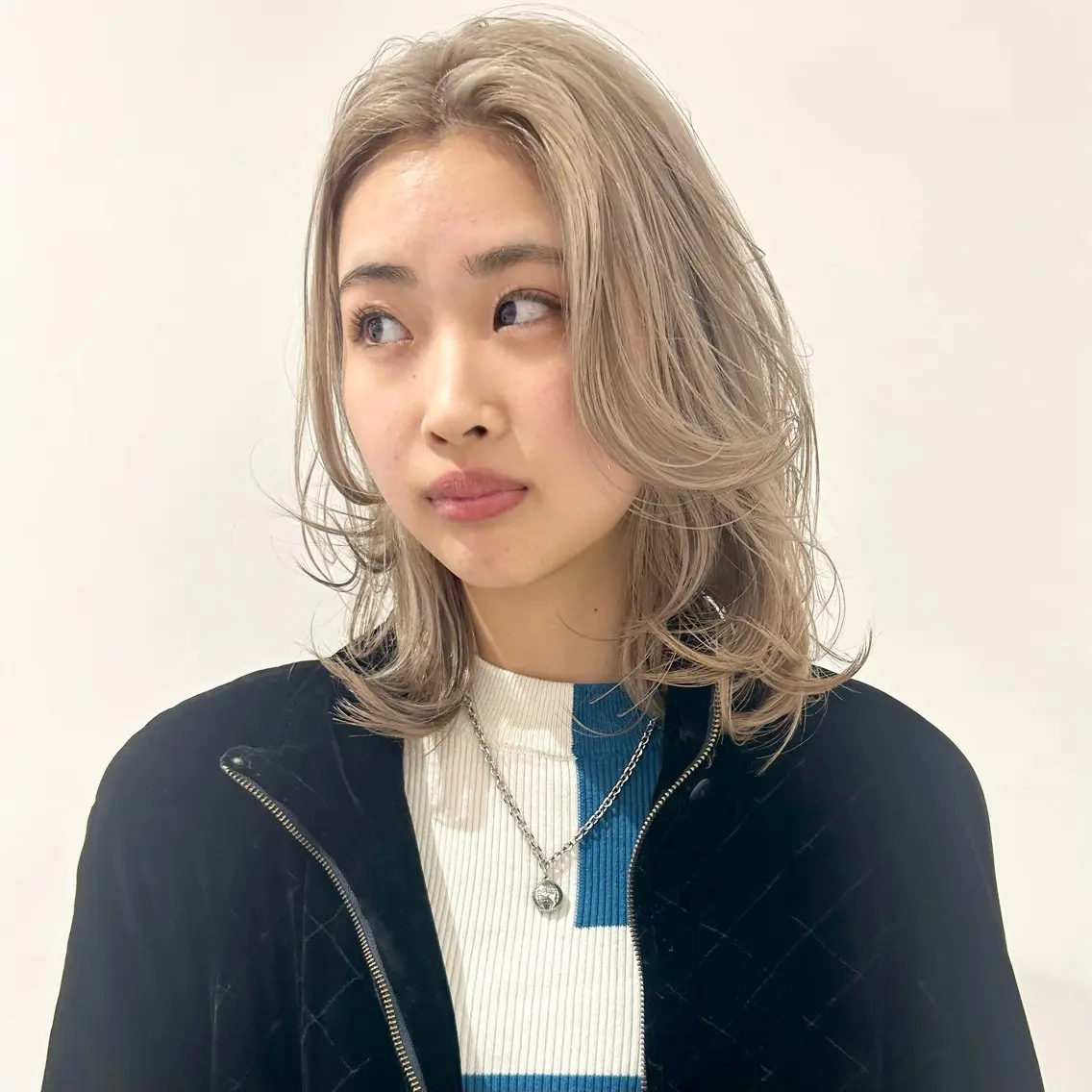 ミディアム カラー ベージュカラー ブリーチ ホワイトベージュ カット ヘアカラー トリートメント ハイトーン/ブリーチ 似合せカット/パーマのヘアスタイル