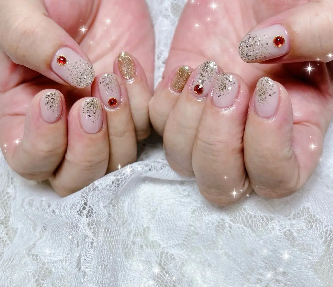 ネイル ゴールド キラキラネイル ラメ(グリッター) ラメグラデーション ハンドネイル FLARE NAIL フレアネイルのネイルデザイン