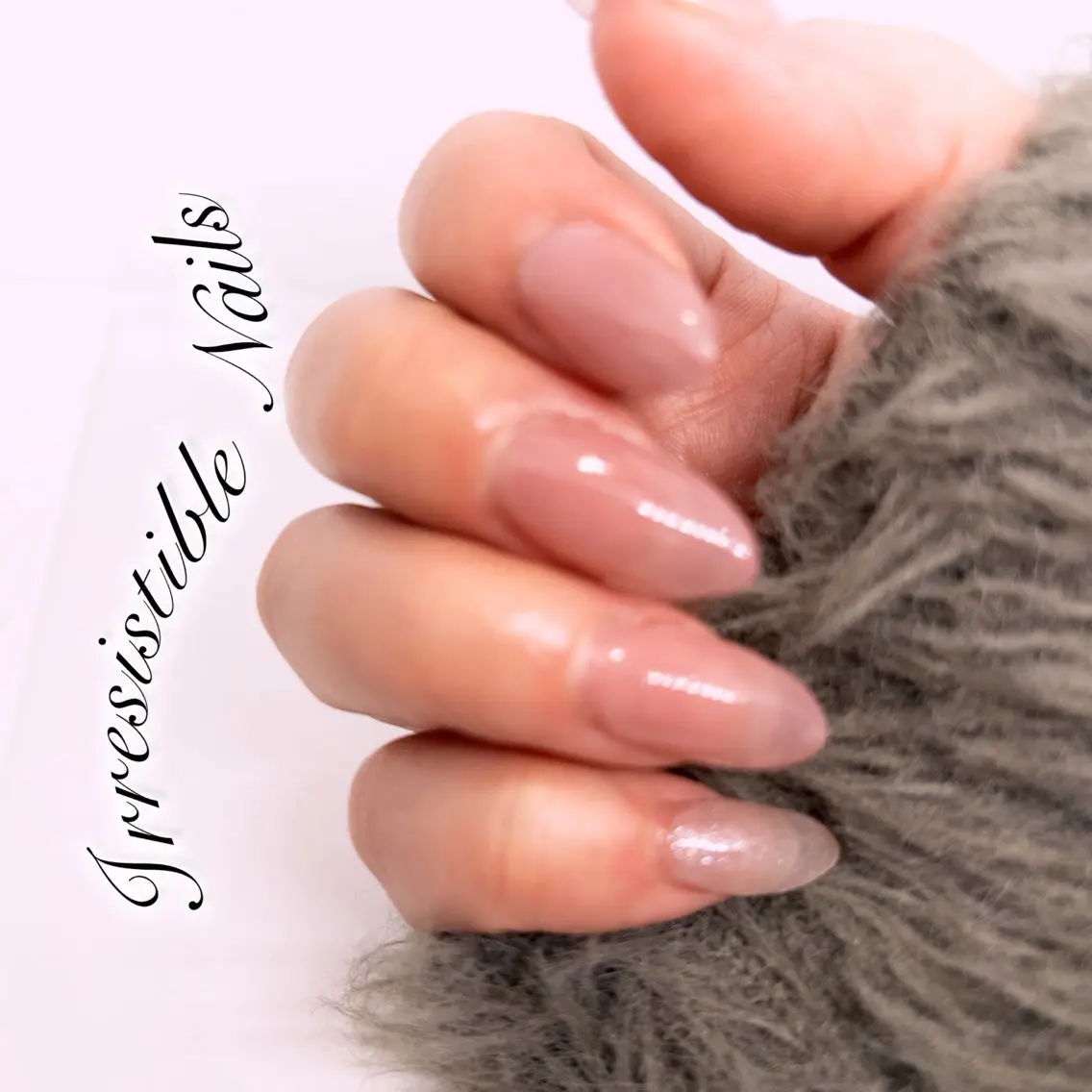 セミロング イレジスティブル ネイルズのネイルデザイン