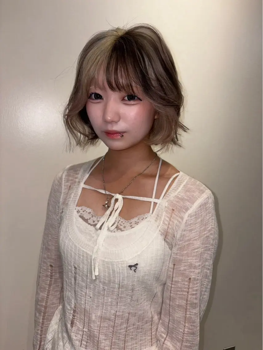 ショート カラー ヘアカラー ヨシノ マナウのヘアスタイル