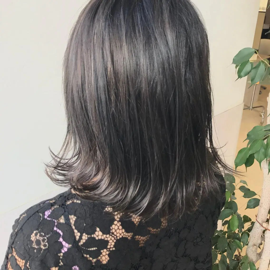 ミディアム カラー ダークグレー ダークグレージュ グレージュ ハイライトカラー ハイライト カット ヘアカラー Oopsレイヤー 加藤澄都のヘアスタイル