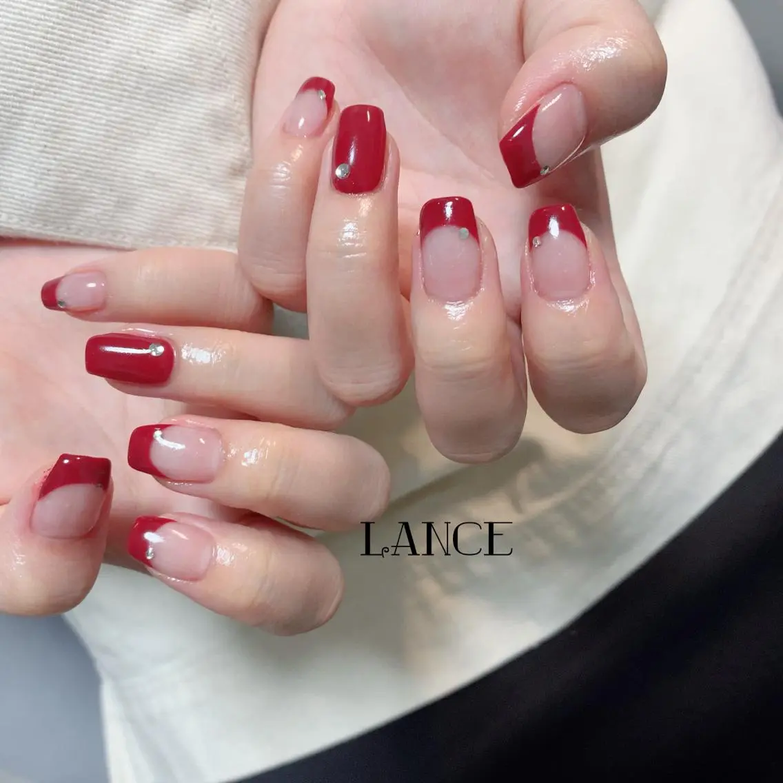 ミディアム ネイル オーロラネイル フレンチネイル キラキラネイル ワンホンネイル 冬ネイル ハンドネイル Lance nailのネイルデザイン