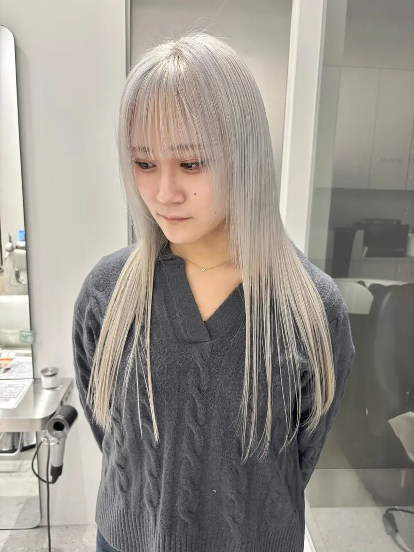 ロング カラー シルバー ホワイトシルバー iLi 《イリ》のヘアスタイル