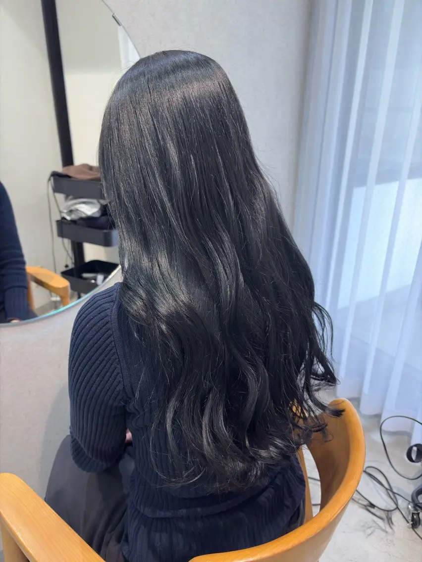 ロング カラー 黒髪 ブルーカラー ブルーブラック カット ヘアカラー トリートメント 女性艶髪マンツーマン YUKIのヘアスタイル