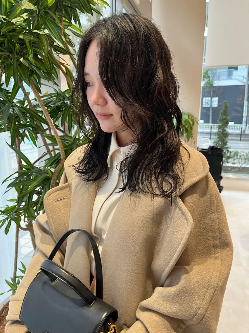 ミディアム パーマ ミオ💎ショート 透ける暗髪のヘアスタイル
