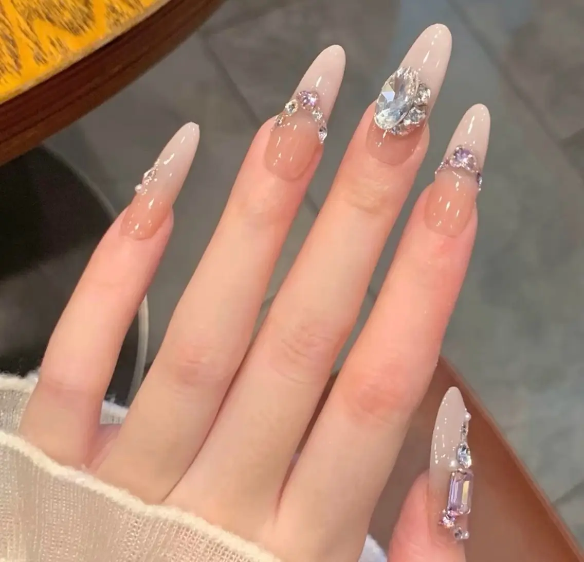 ネイル チークネイル 長さ出し フラワーネイル フレンチネイル ガーリー sun nail池袋 モデル募集のネイルデザイン