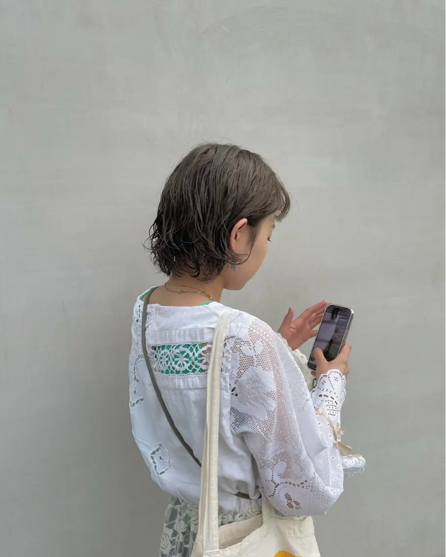ショート カラー ブリーチ 透明感カラー グレージュ カーキグレージュ monami 山本華菜のヘアスタイル