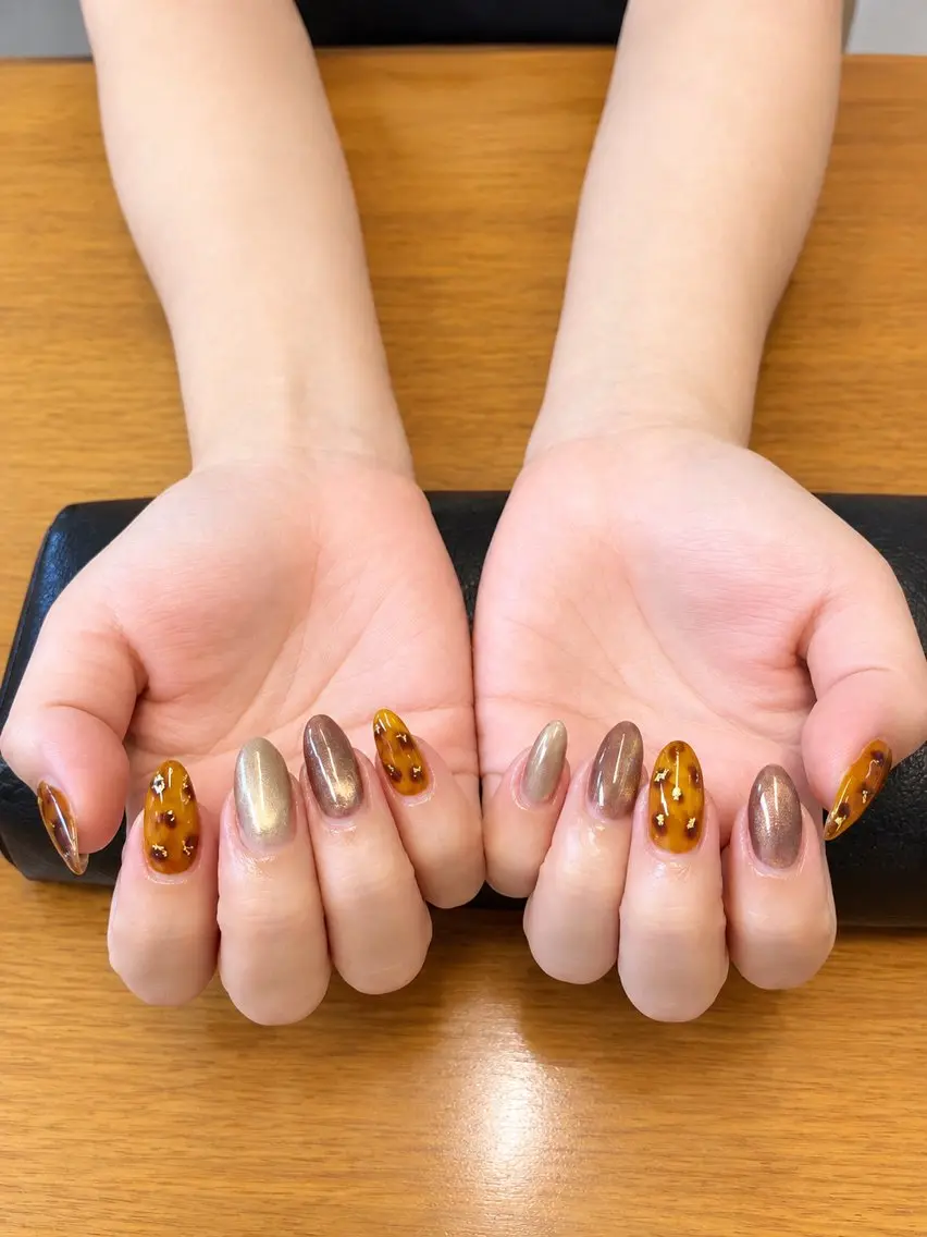 ネイル べっ甲ネイル ブラウン ゴールド ミラーネイル 冬ネイル ハンドネイル Kii nailのネイルデザイン