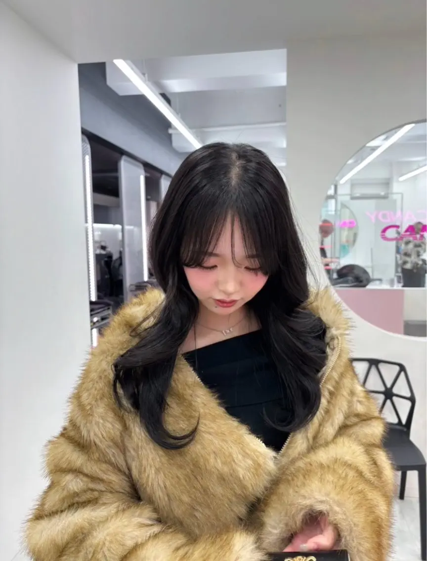 ロング カラー 抜け感レイヤー︴ ニュアンスカラーのヘアスタイル