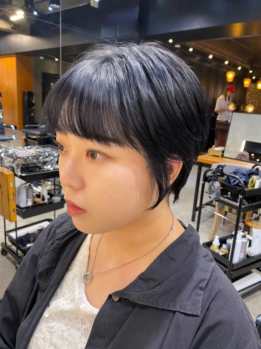 ショート カラー 黒髪 ブルーカラー ブルーブラック ショートヘア 透明感カラー🌿 グレージュ🐺陽介のヘアスタイル