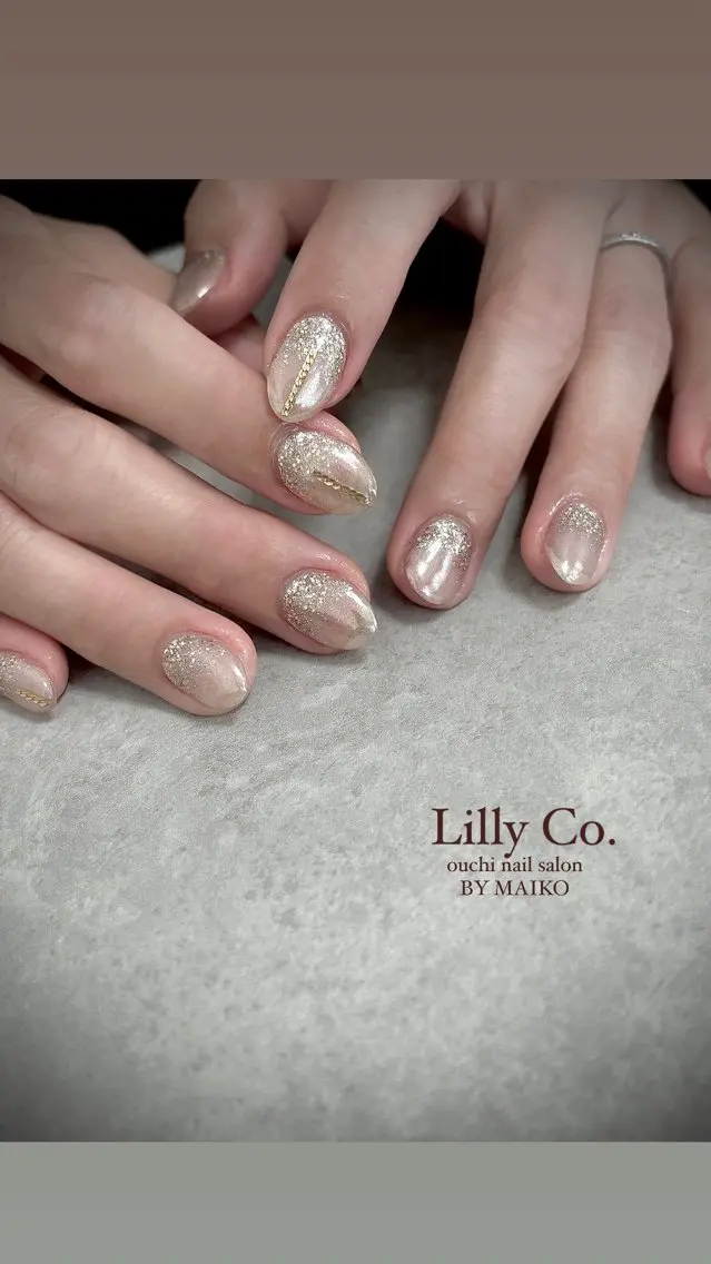 ネイル ミラーネイル ホワイト ハンドネイル ハンドケア Lilly Co.のネイルデザイン